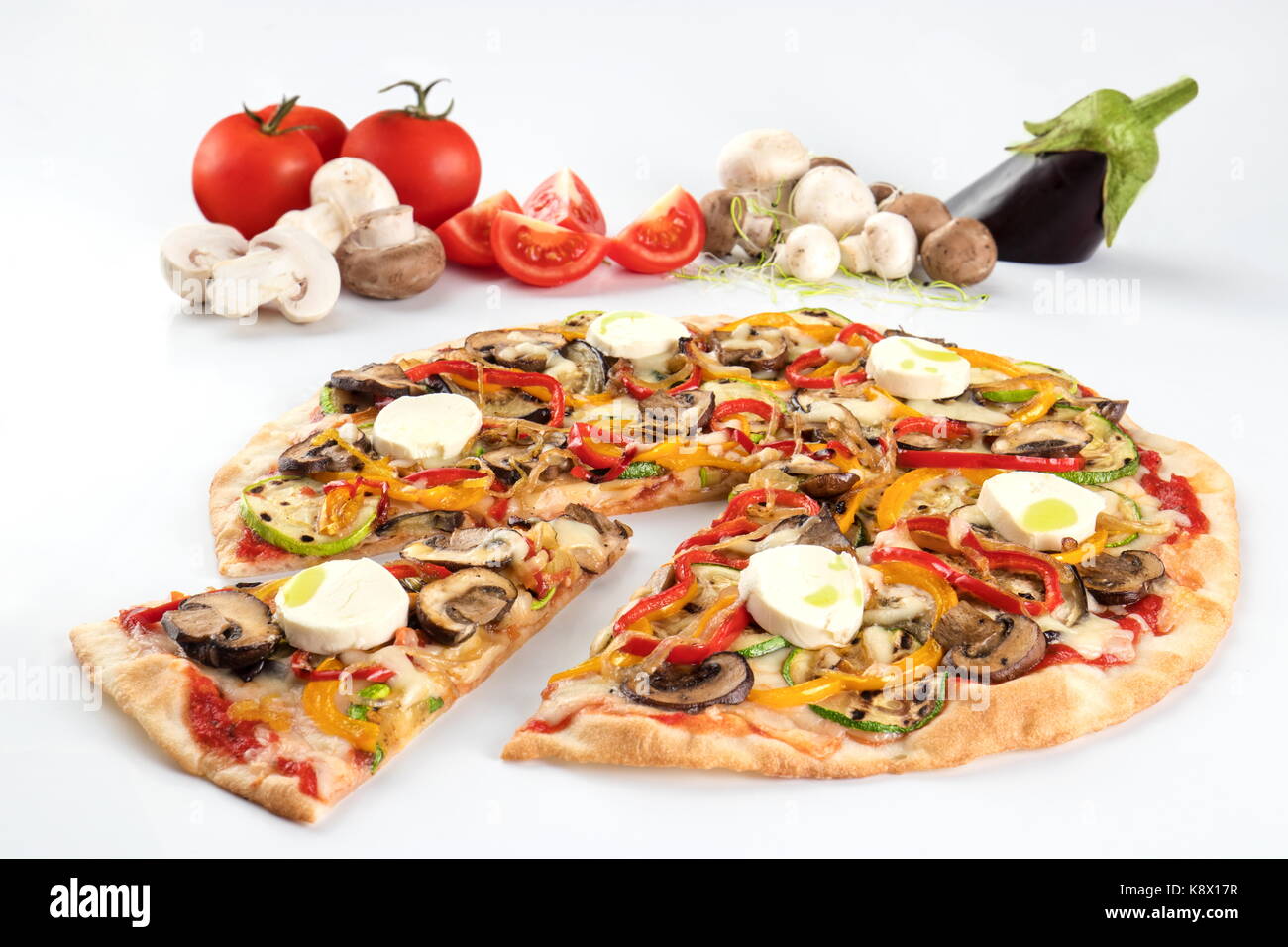 Pizza mit Pilzen und Mozzarella mit seinen Zutaten in den weißen Hintergrund Stockfoto
