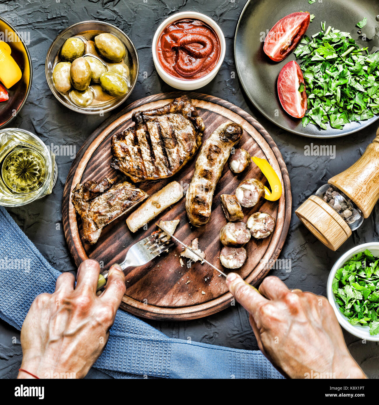 Der Mensch isst ein saftiges Steak grillen. film Effekt Stockfoto