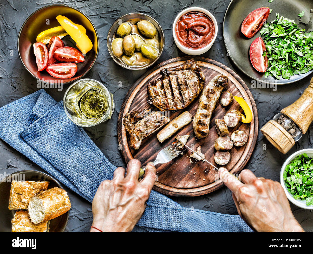 Der Mensch isst ein saftiges Steak grillen. film Effekt Stockfoto