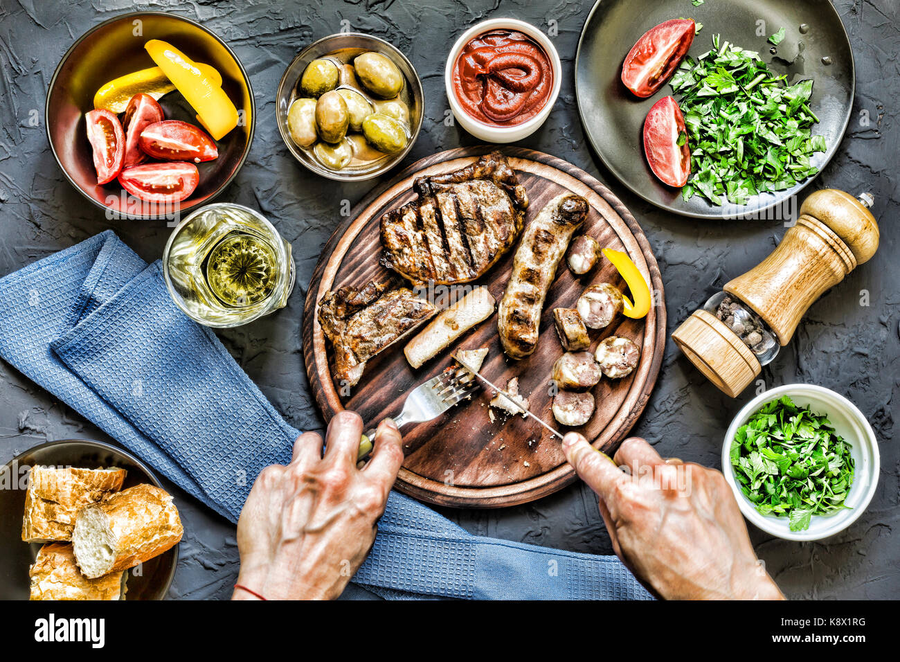 Der Mensch isst ein saftiges Steak grillen. film Effekt Stockfoto