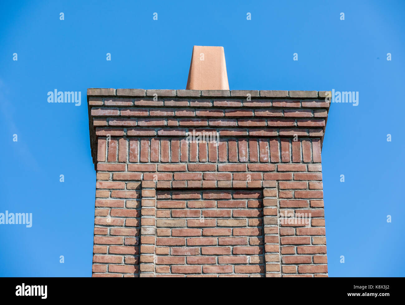 Gemauerten Schornstein vor blauem Himmel Stockfoto