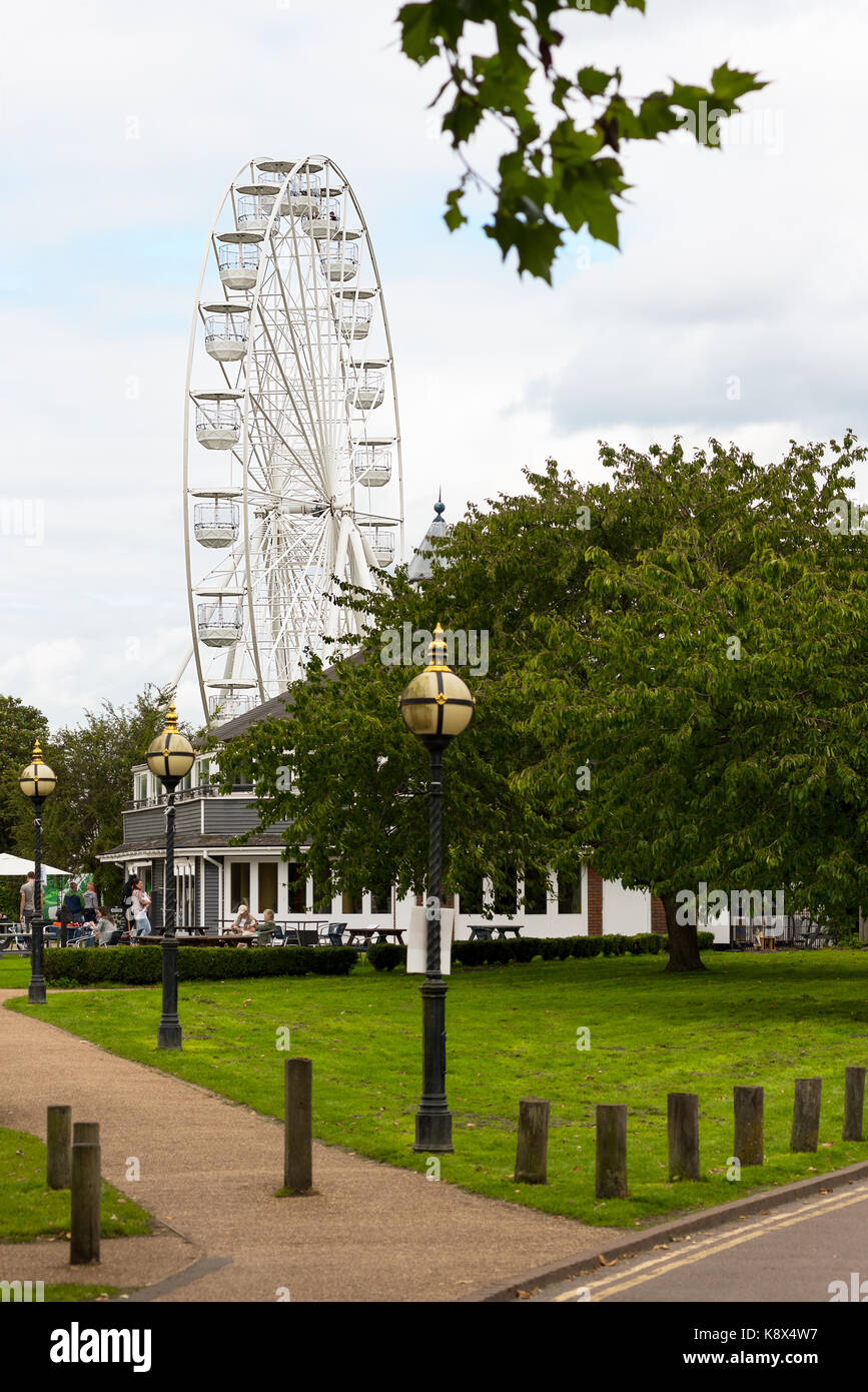 Stratford-upon-Avon Riesenrad/Riesenrad hinter dem Fluss Seite Cafe in der öffentlichen Parl. Stockfoto