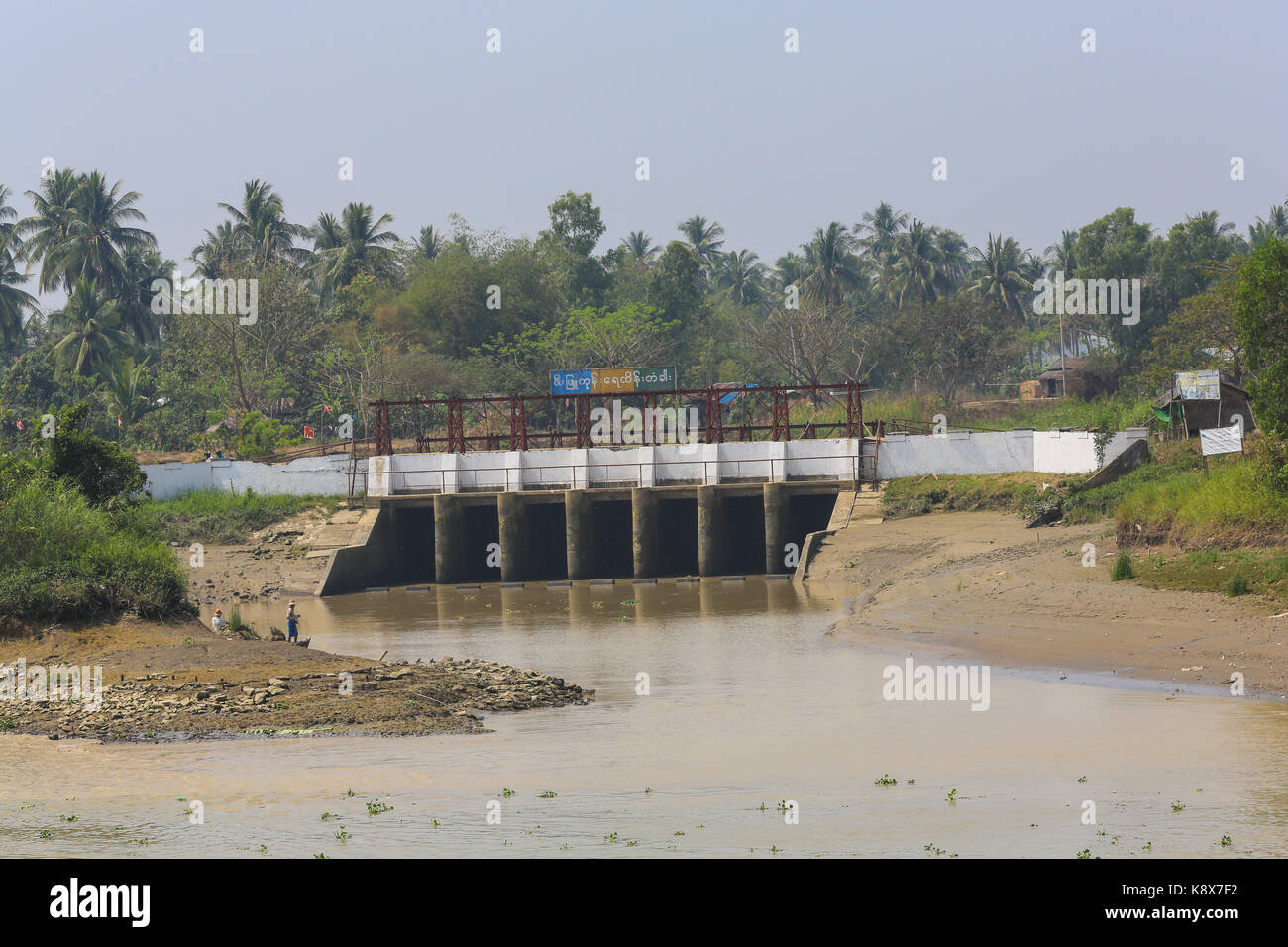 Sieben bay hydraulische Steuerung Struktur auf einem Nebenfluss canal Entleerung zu den Twante Kanals der Irrawaddy Fluss verbindet nach Yangon, Myanmar (Birma). Stockfoto