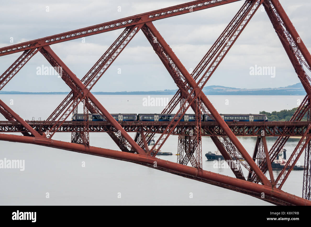 ScotRail Zug am Ausleger Forth Rail Bridge über die Firth-of-Forth, Schottland, UK Stockfoto