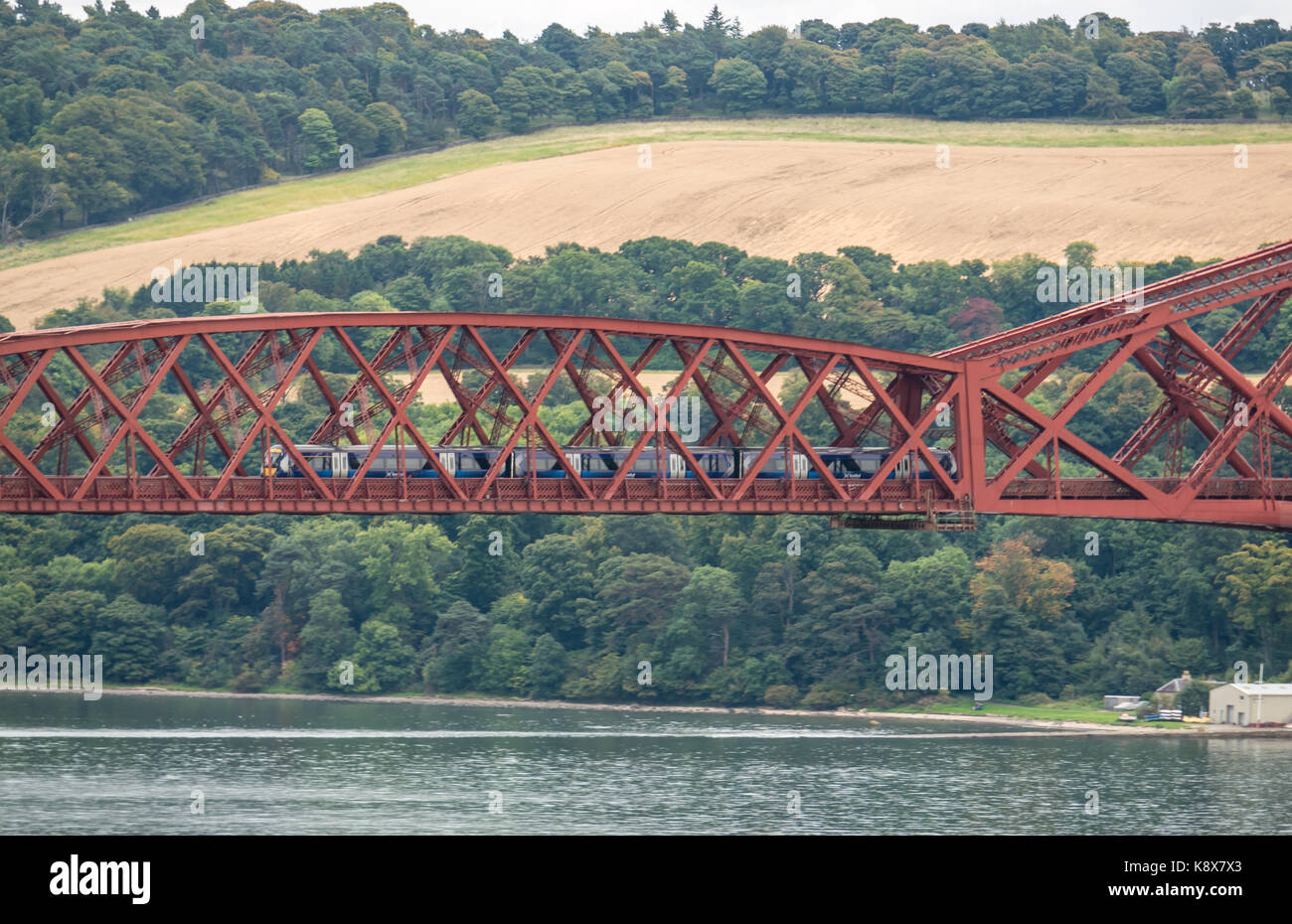 Blick auf einen ScotRail Zug auf der Cantilever Forth Rail Bridge über Firth of Forth, Schottland, Großbritannien Stockfoto