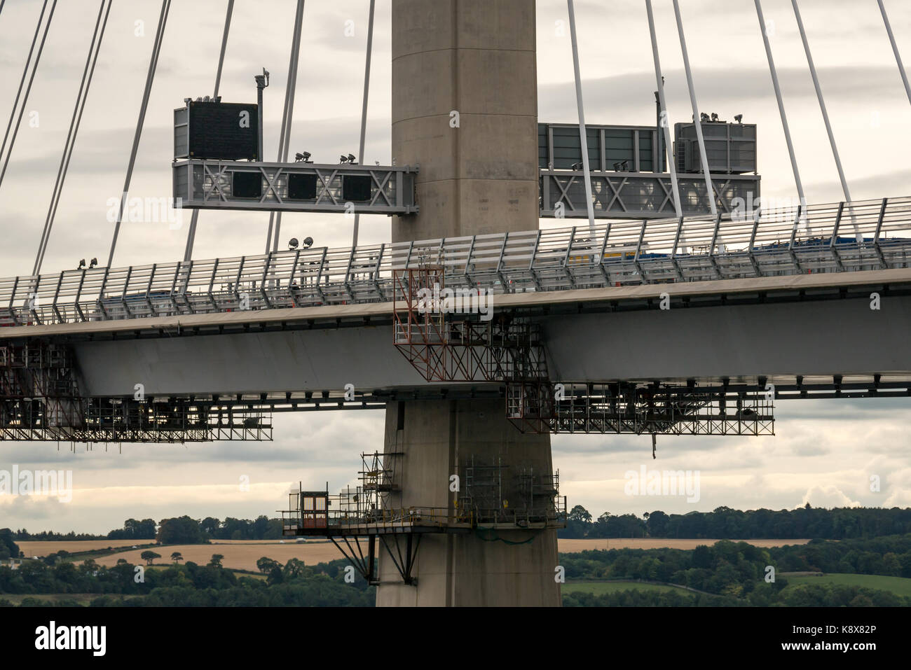 Nahaufnahme der neuen Forth Bridge, Queensferry Crossing, Firth of Forth, Schottland, Großbritannien, mit Verkehr nach Eröffnung im August 2017 Stockfoto