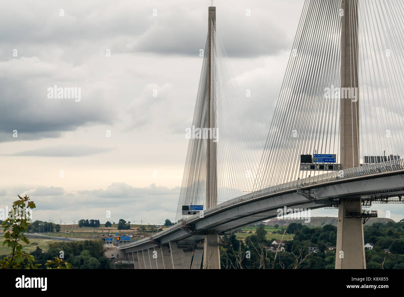 Blick auf die neue Forth Bridge, Queensferry Crossing, Firth of Forth, Schottland, Großbritannien, mit Verkehr nach Eröffnung im August 2017 Stockfoto