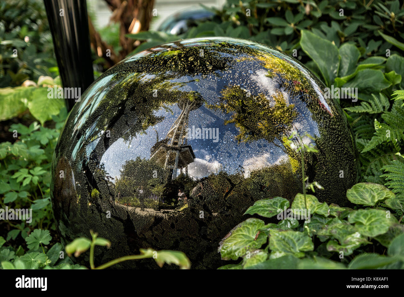 Space Needle Reflexion in einem Glas Kugel an der 'Chihuly Garten- und Glasmuseum" in Seattle, Washington. Stockfoto
