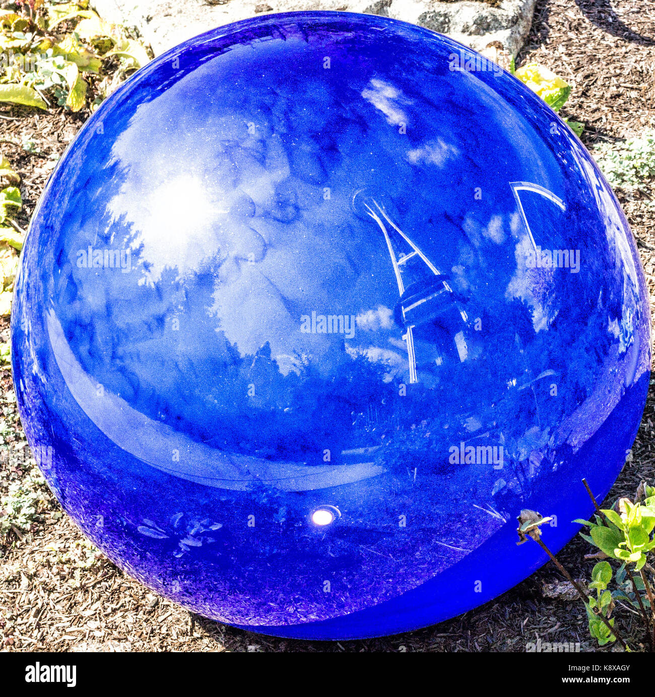 Space Needle Reflexion in einem blauen Glas Kugel an der 'Chihuly Garten- und Glasmuseum" in Seattle, Washington. Stockfoto