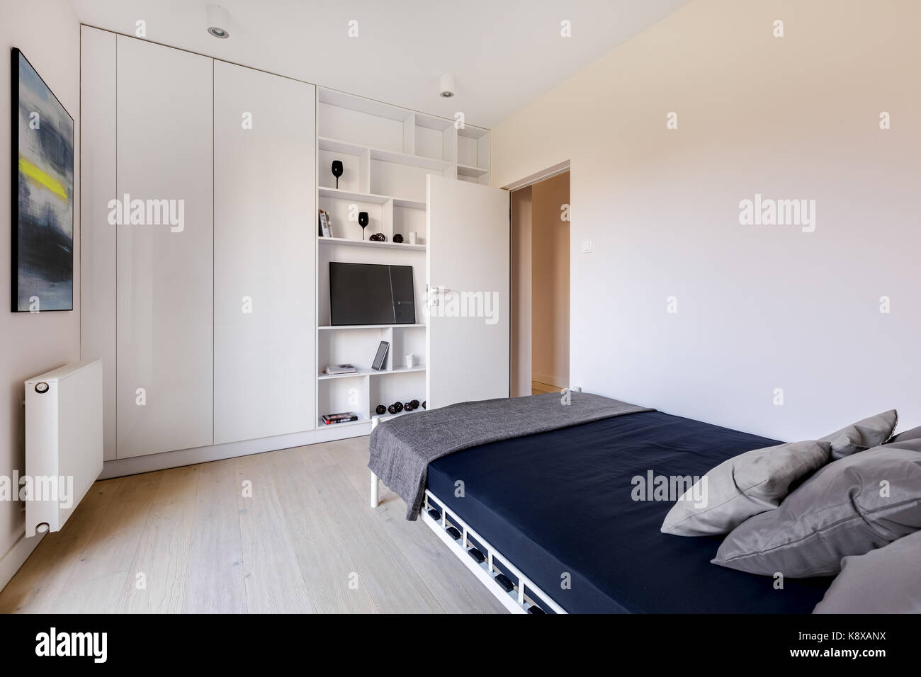Weiss Schlafzimmer Mit Kleiderschrank Bett Regal Und Moderne Kunst Stockfotografie Alamy
