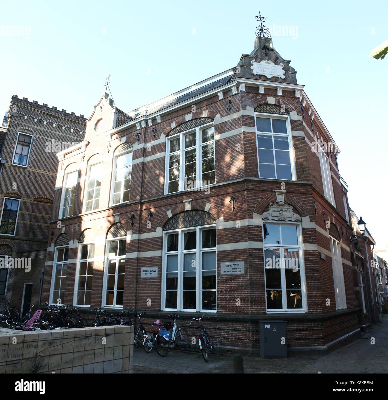 Ehemalige jüdische Schule (1886) im alten jüdischen Viertel von Leeuwarden, Friesland, Niederlande. (Stich von 2 Bilder) Stockfoto