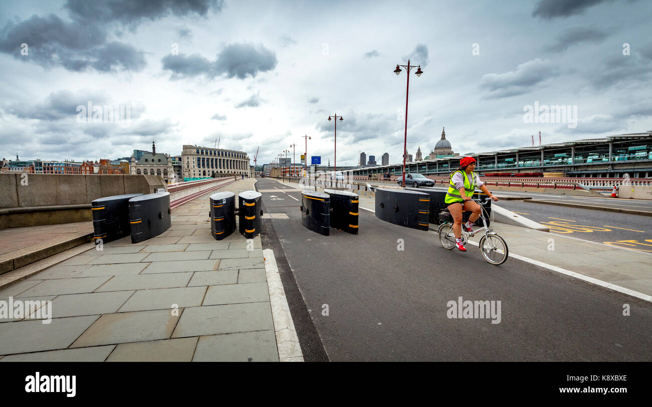 Sicherheit Sperren auf Blackfriars Bridge walkway, da die jüngste Welle von Terroranschlägen in London, England Stockfoto