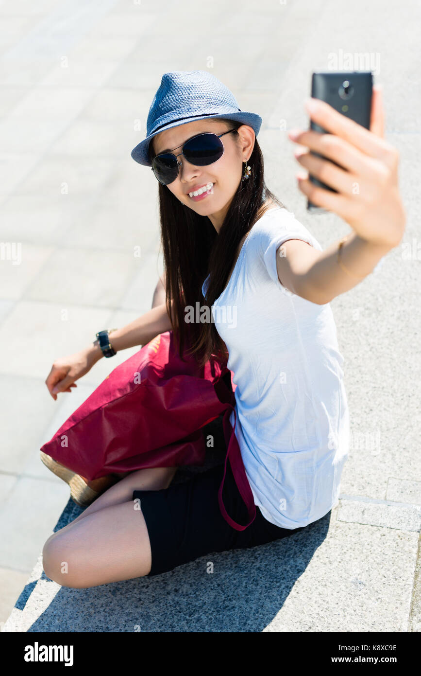 Junge asiatische Frau, die selfie Bilder Stockfoto
