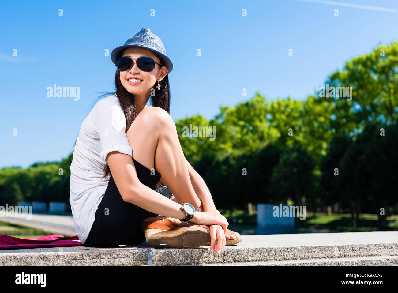 Junge asiatische Frau im Park lächelnd Stockfoto