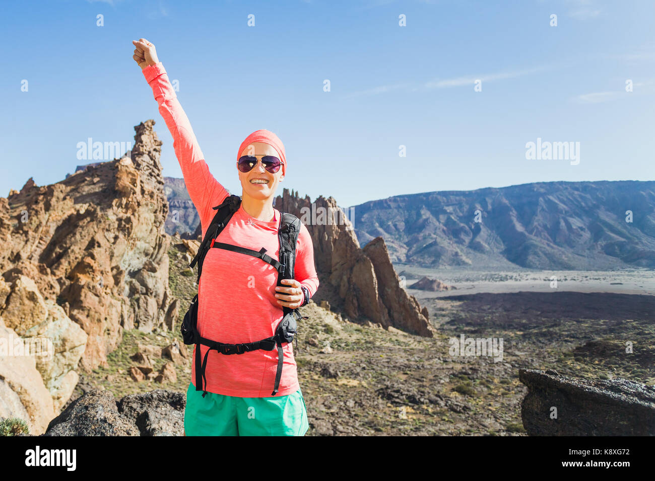 Wandern oder Klettern Erfolg mit erhobenen Armen Konzept. Läuferin oder Wanderer feiern auf Mountain Top in inspirierende Landschaft auf Rocky Trail Fuß Stockfoto