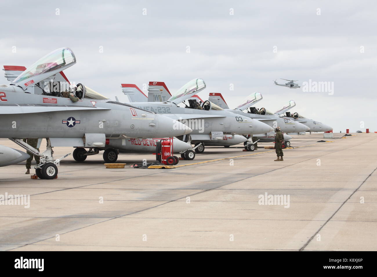 Vier F/A-18 Hornissen mit Marine Fighter Squadron (Vmfa) 232 Line up für die Inspektion des Marine Corps Air Station Miramar, Calif., Sept. 18. Stockfoto