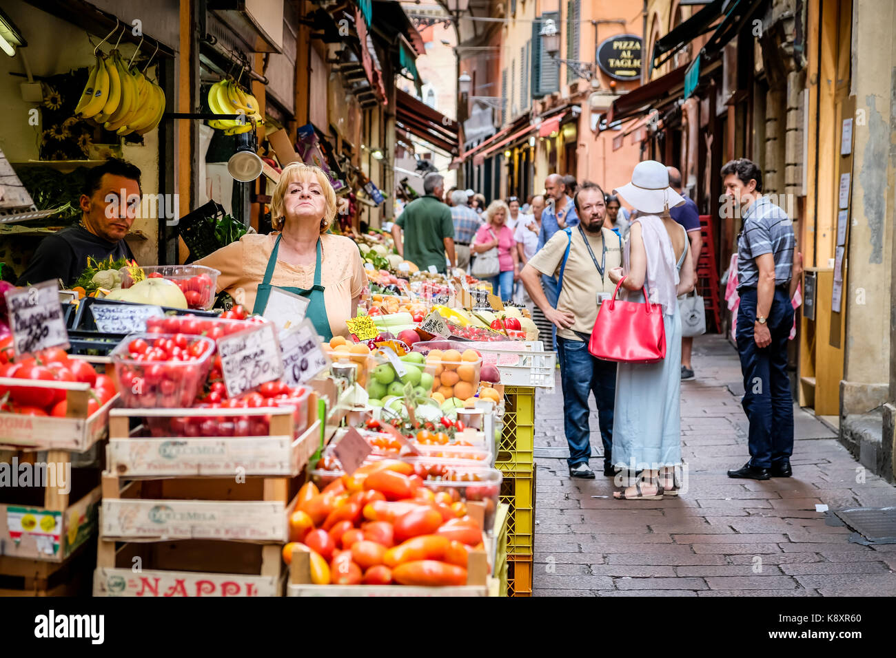 Street Market Szene in Bologna mit Obst und Gemüse Standbesitzer genervt. Stockfoto