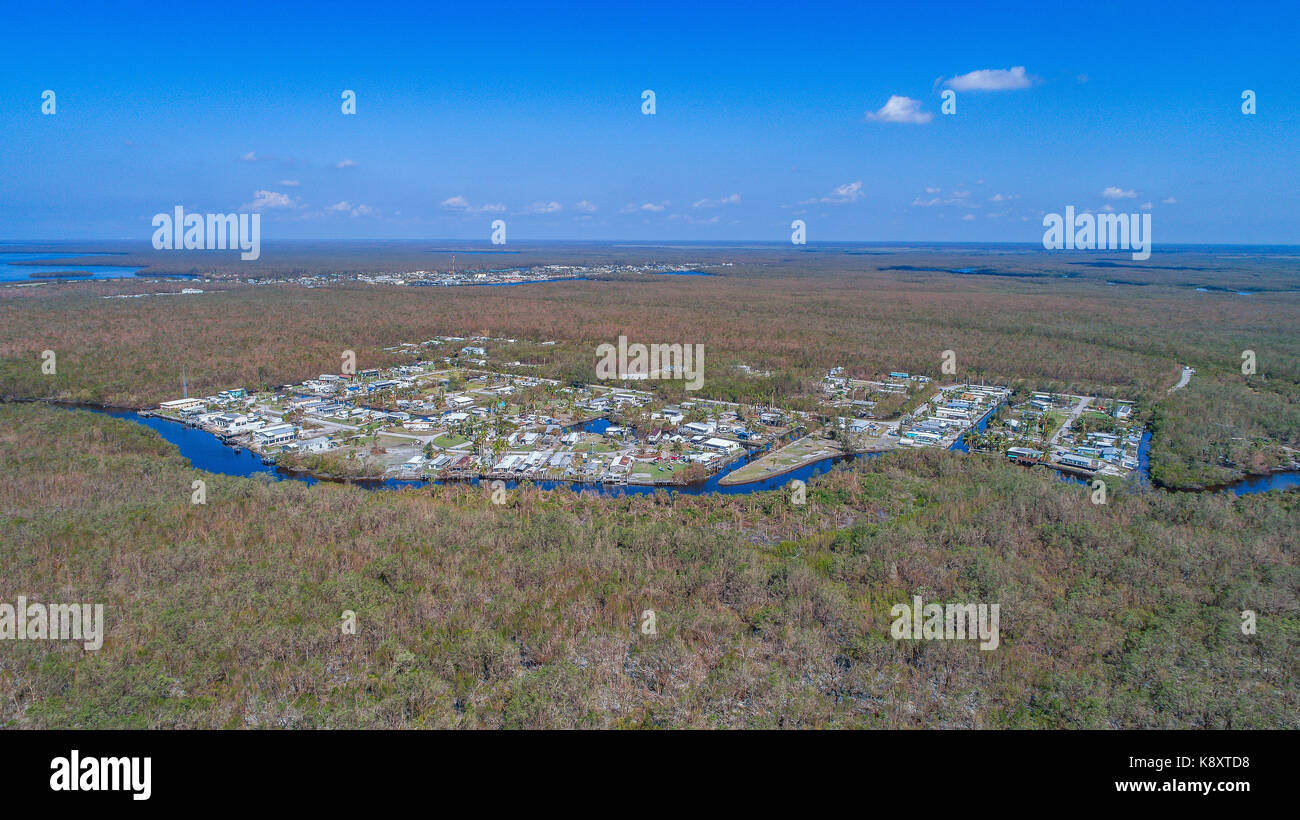 Luftbilder der Everglades City Bereich einschließlich chokoloskee und Plantage Insel. Am westlichen Eingang in die Everglades National Park Südlich von Naples und Marco Island, Ost-westlich von Miami entfernt. Fotos, die weniger als eine Woche nach dem Hurrikan Irma mit sturmfluten von 10 Fuß zugeschlagen. Stockfoto