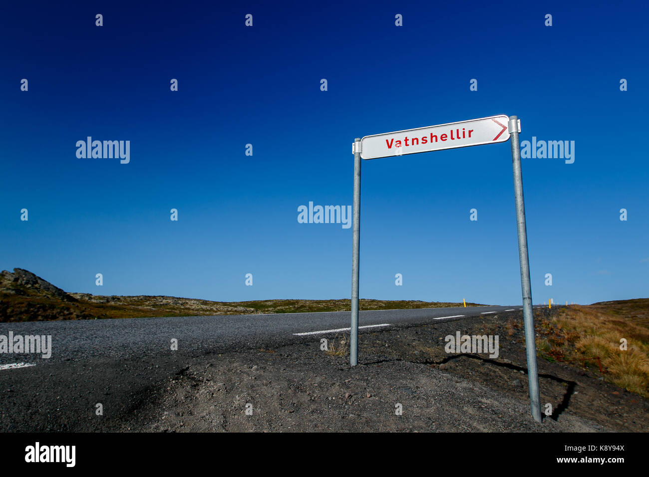 "Vatnshellir' Schild an der Straße durch Snaefellsjoekull Nationalpark in Island geht. Stockfoto