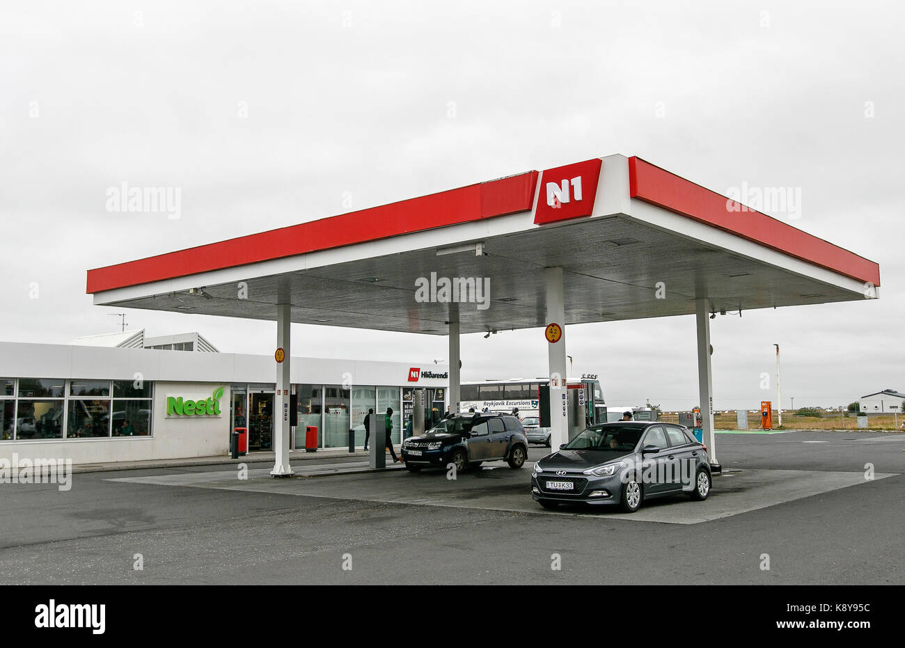 Ein paar Autos erhalten Benzin bei einem N1-Tankstelle. Stockfoto