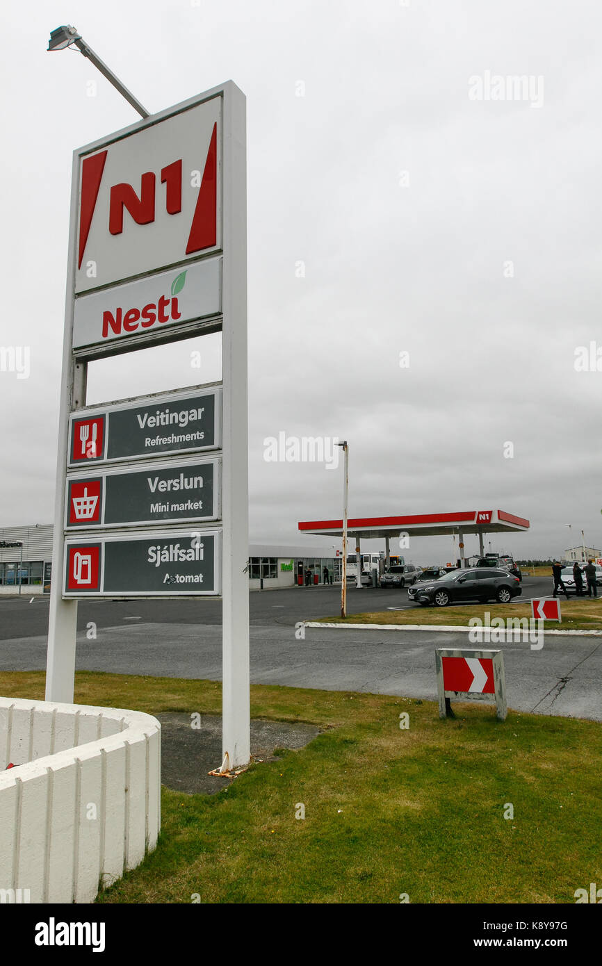 Unterschreiben Sie bei einem N1-Gas Station in Island. Stockfoto