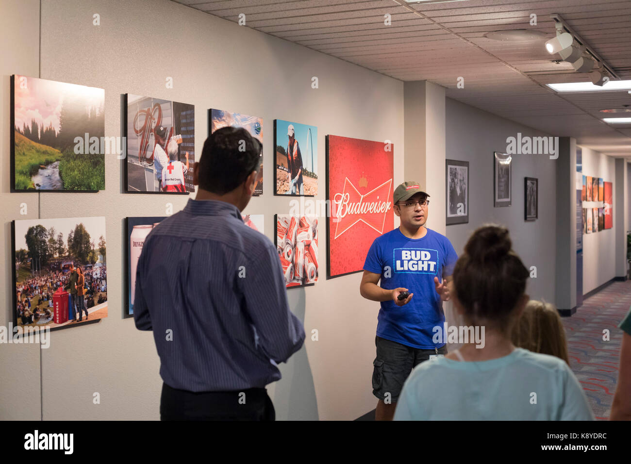 Fort Collins, Colordo-A Tour Guide führt die Besucher durch die Anheuser-Busch Brewery. Es ist eines von 12 Brauereien die Firma über die Einheit arbeitet Stockfoto