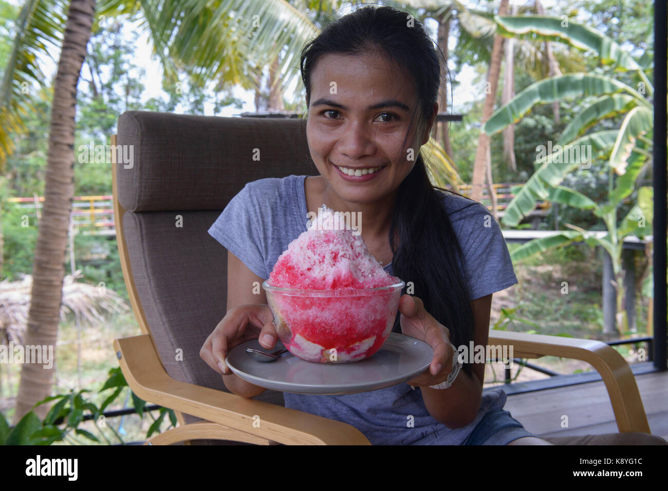 Genießen Kang Nam Sai, Thailändische rasierte Eis Dessert, Bangkok, Thailand Stockfoto