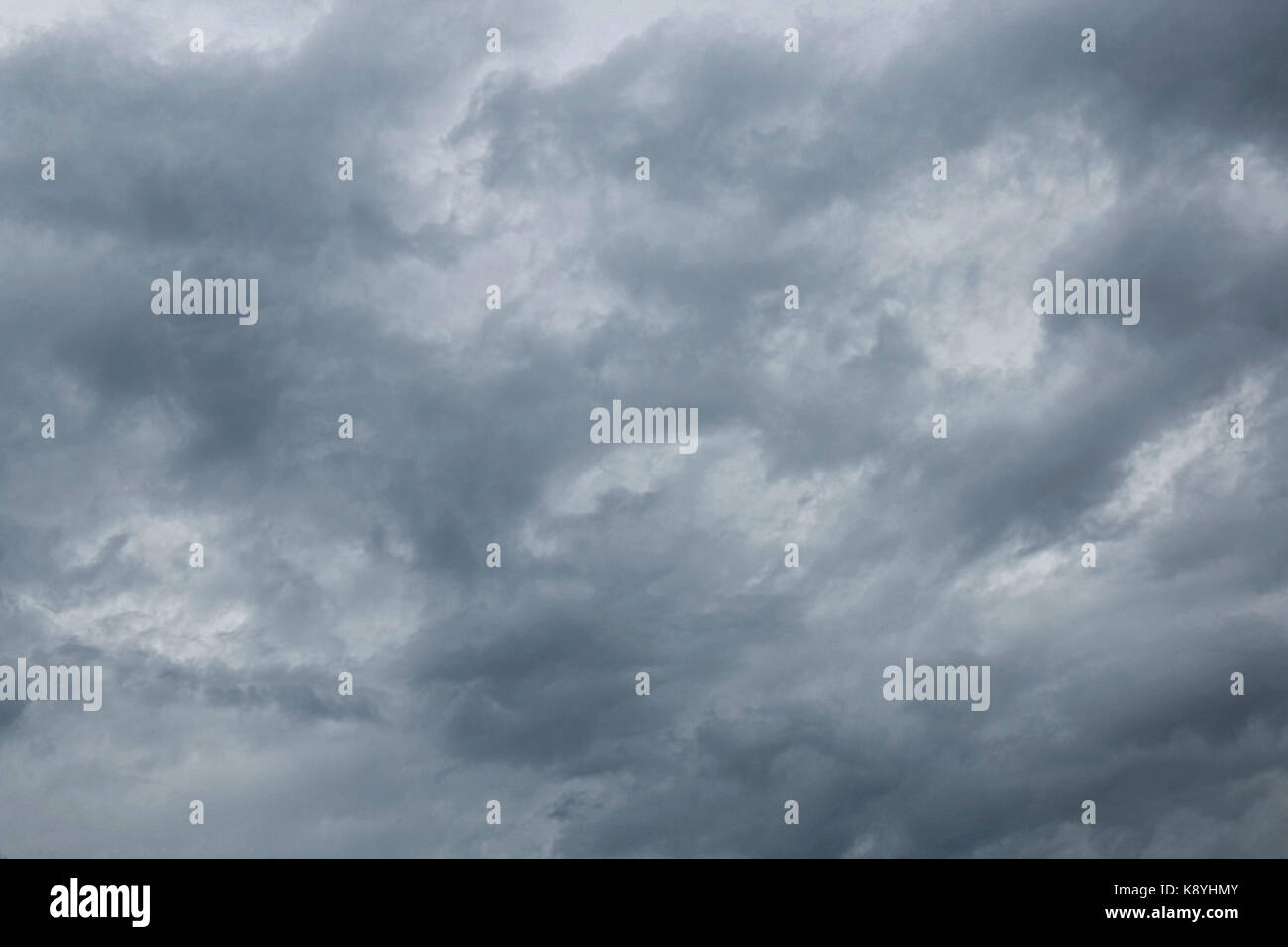 Dunkler Himmel mit Wolken Stockfoto