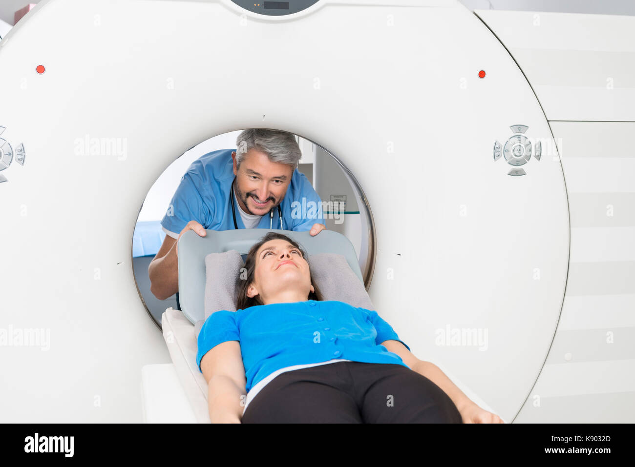 Arzt Vorbereitung der Patienten für die CT-Scan im Krankenhaus Stockfoto