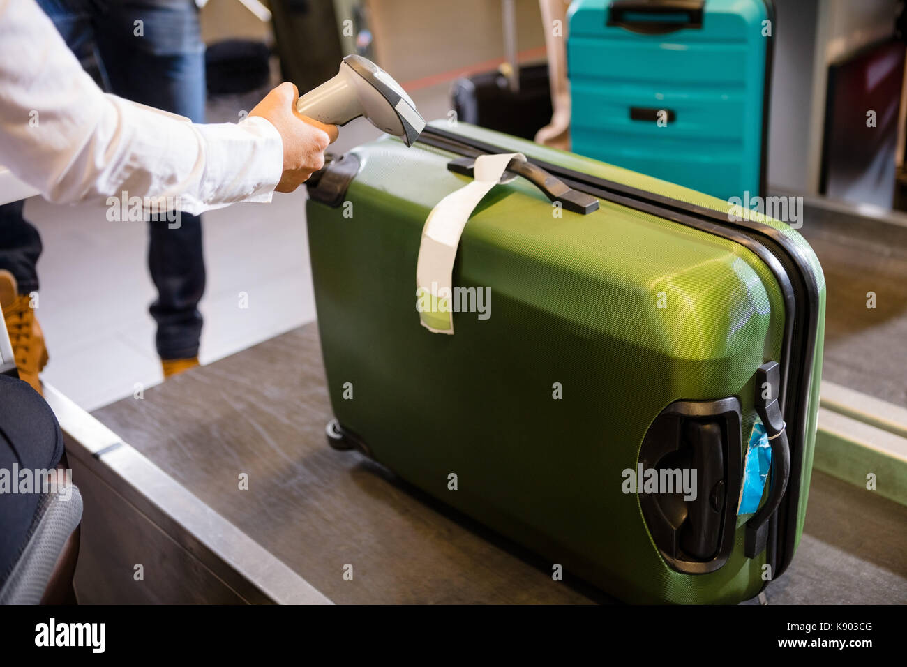 Frau Scannen Tag auf Gepäck am Flughafen Check-in Stockfoto