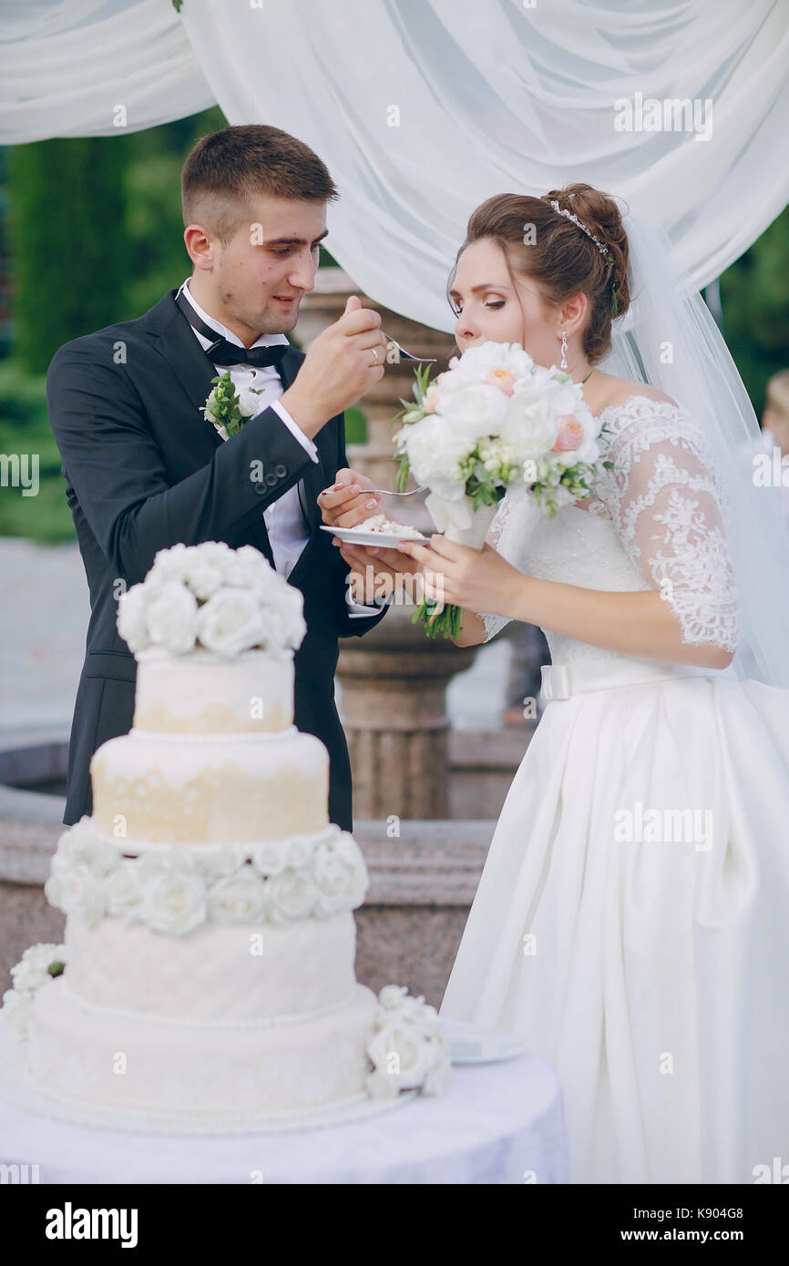 paar mit Hochzeitstorte Stockfoto
