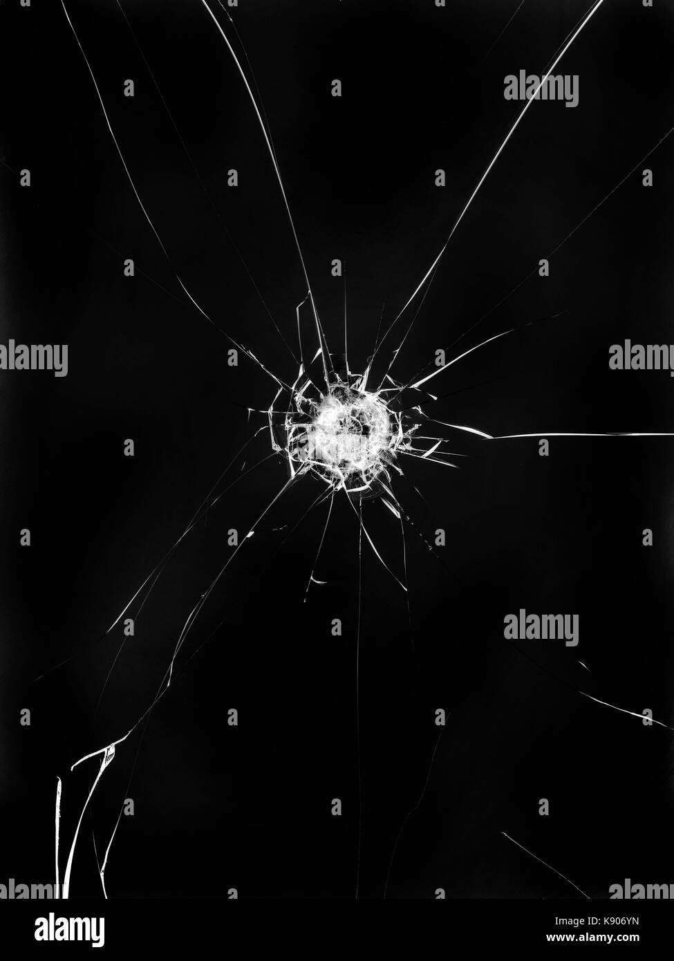 Zerbrochenes Glas auf schwarzem Hintergrund, Textur Hintergrund Objekt design Unfall Crash Konzept Stockfoto