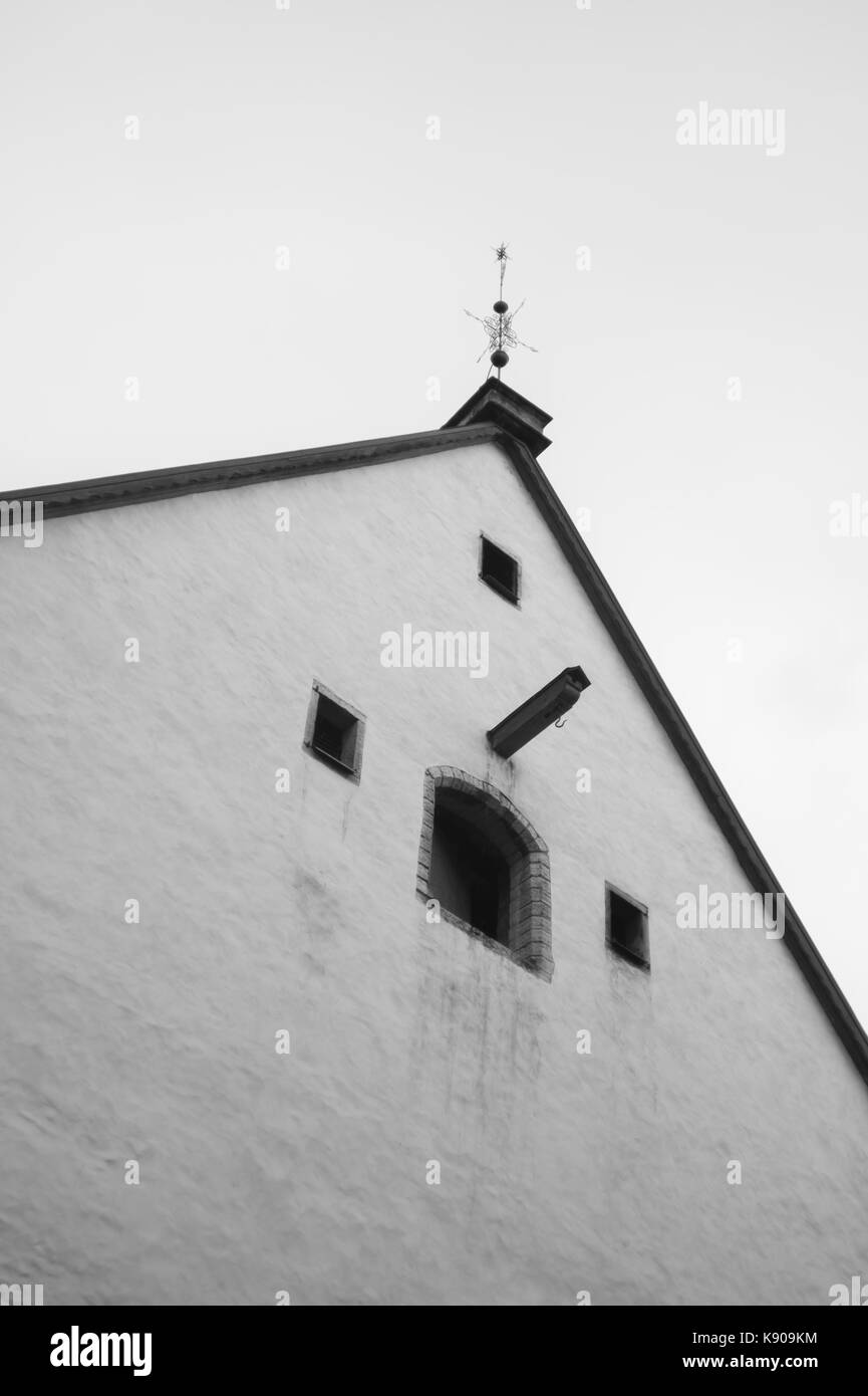 Alte Mauer mit Mauer in der Altstadt von Tallin Estland Textur Hintergrund Stockfoto