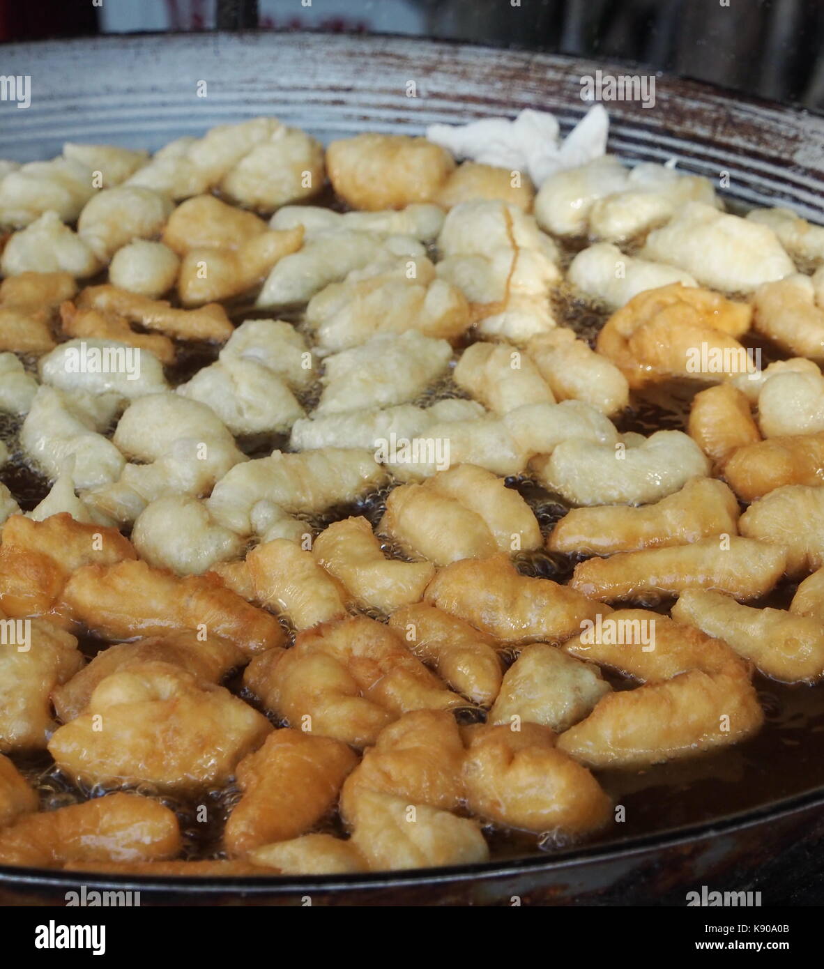 Weißer Schwamm Kuchen, Pa Tong, Öl Gebäck aus Bangkok Morgens auf dem Markt. 21.September 2017. Bangkok, Thailand Stockfoto