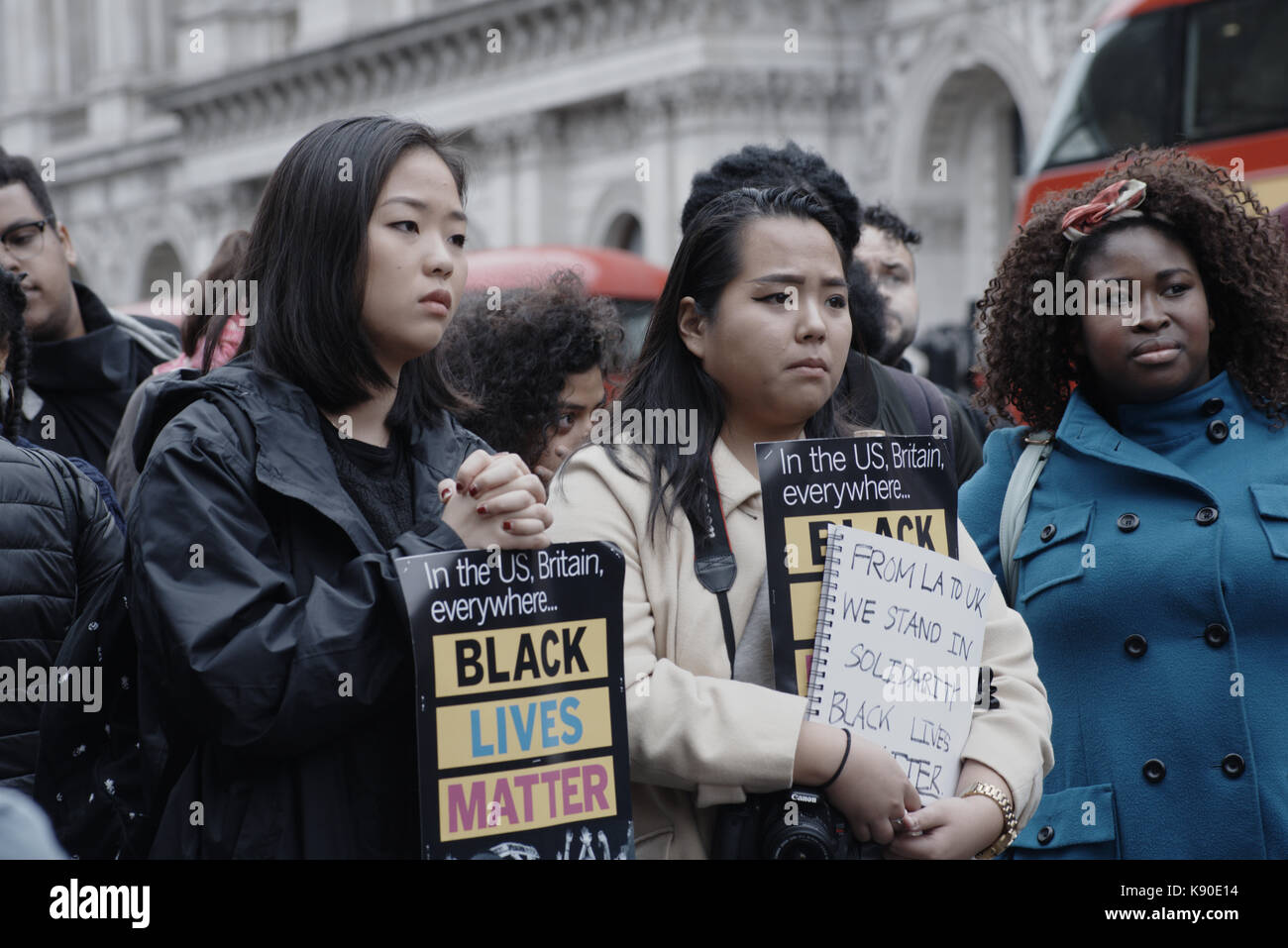 United Familien und Freunde jährlichen Demo gegen Polizeigewalt und Tod in Haft. Drei Mädchen halten Schwarze Leben egal, Plakate. Stockfoto