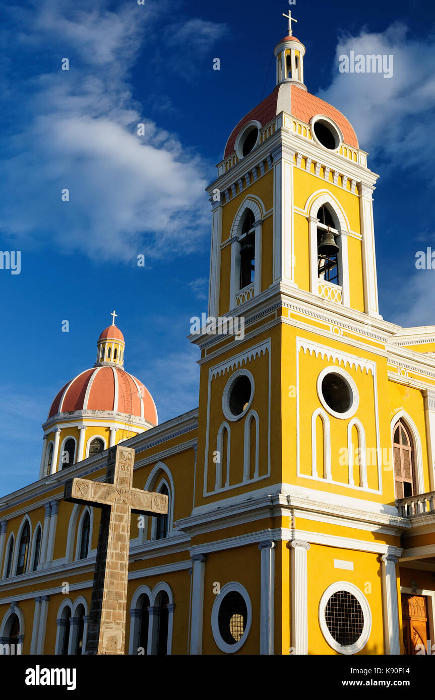 Granada - hat die älteste spanische Kolonialstadt in Nicaragua trim Kirchen, die feinen Palmen Plaza und der farbenfrohen Architektur. Die Bild-pre Stockfoto