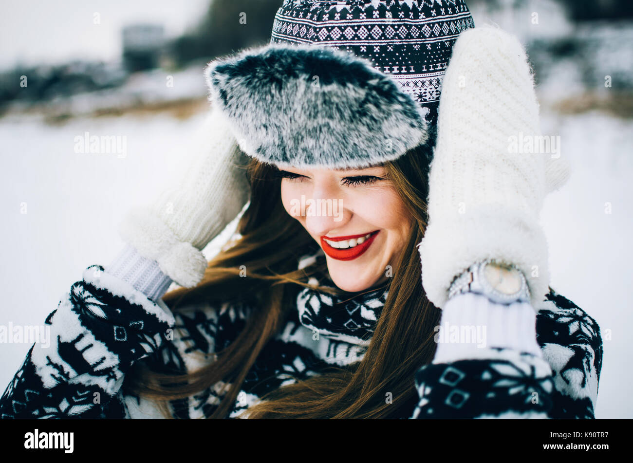 Portrait von gutaussehenden jungen Frau trägt warme Mütze und Handschuhe im Winter. Stockfoto
