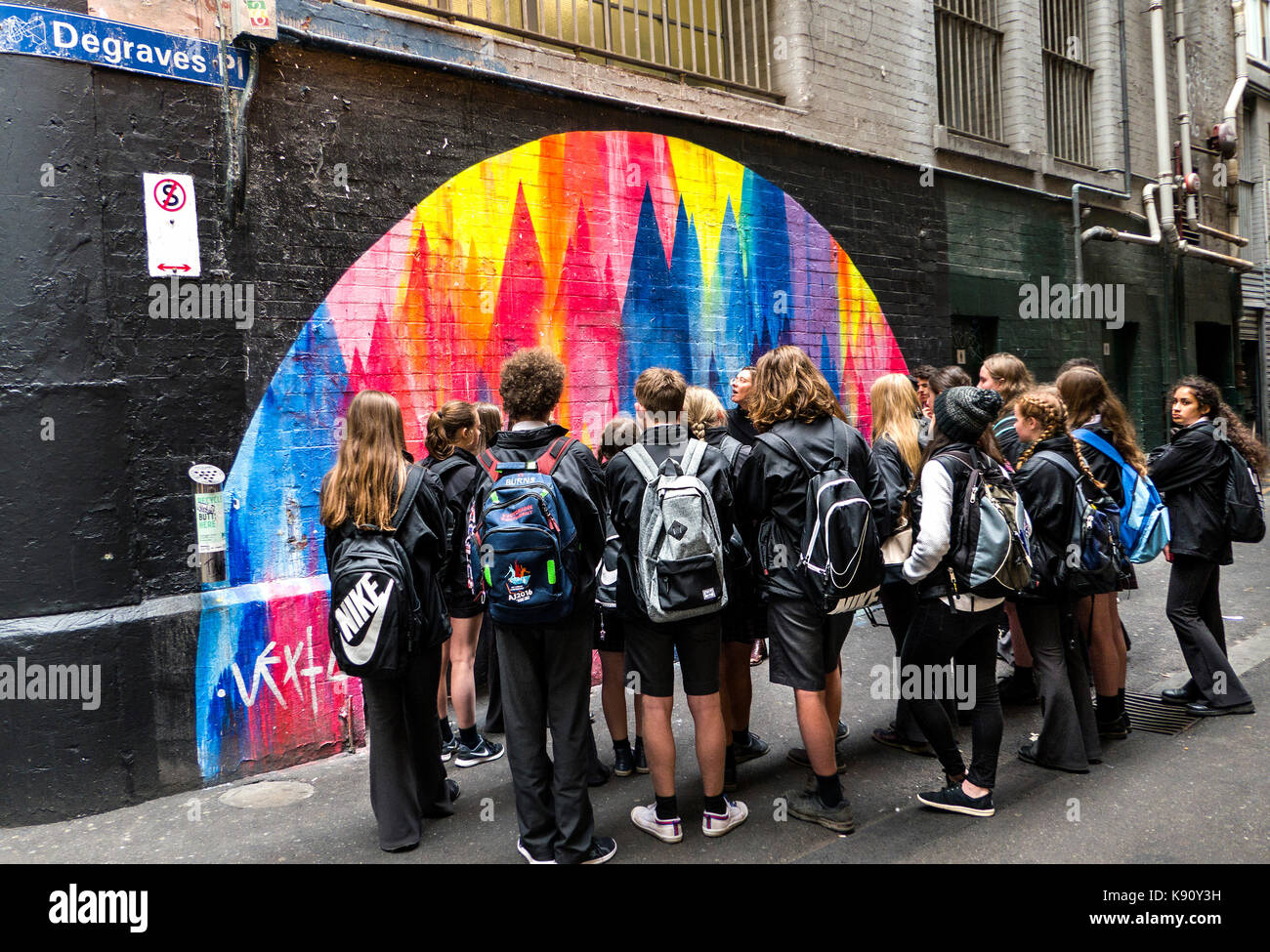 Junge Leute sehen Street Art in Melbourne, Victoria, Australien Stockfoto