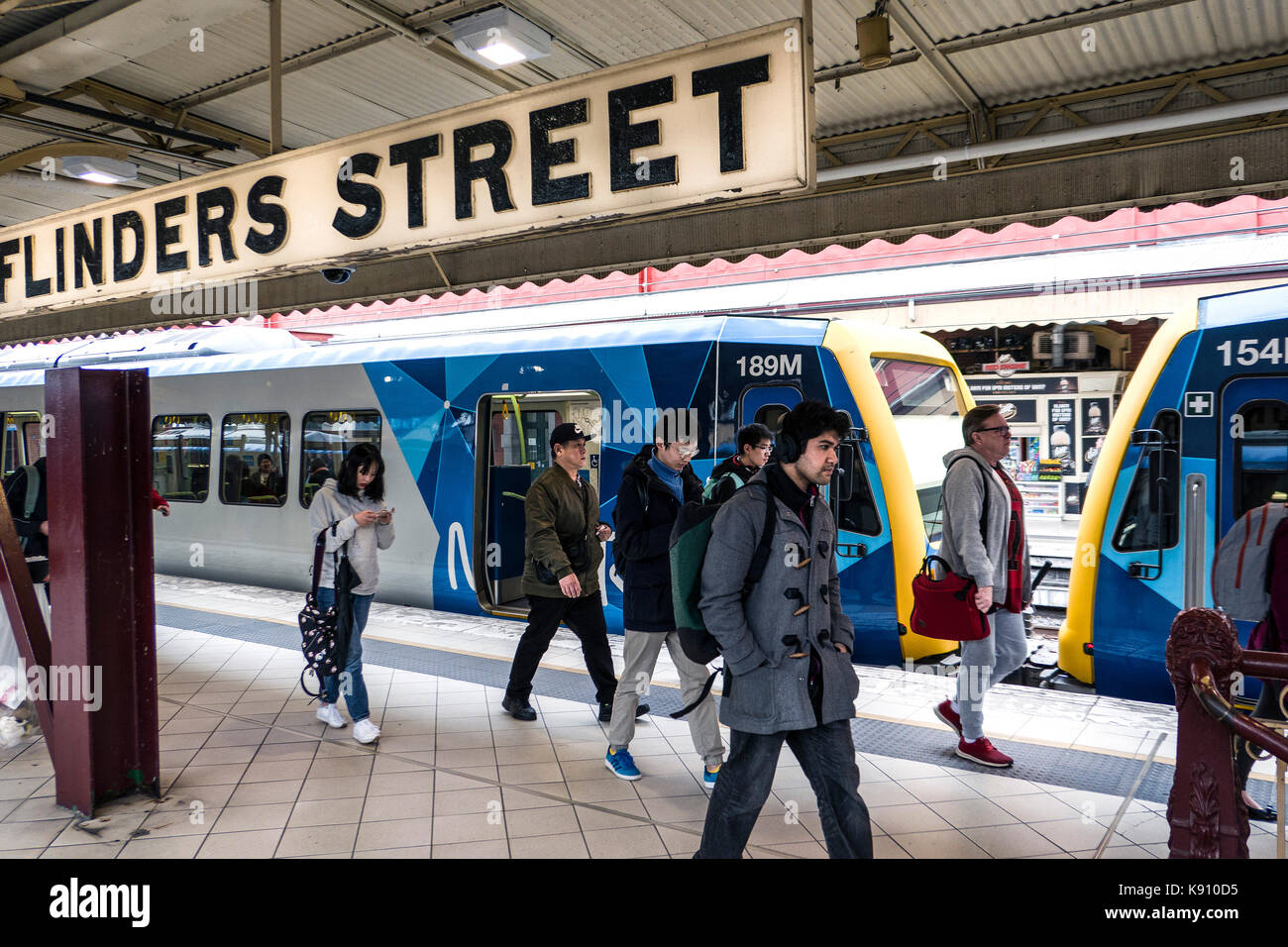 Zug- und Zeichen der Bahnhof Flinders Street Melbourne, Victoria, Australien Stockfoto