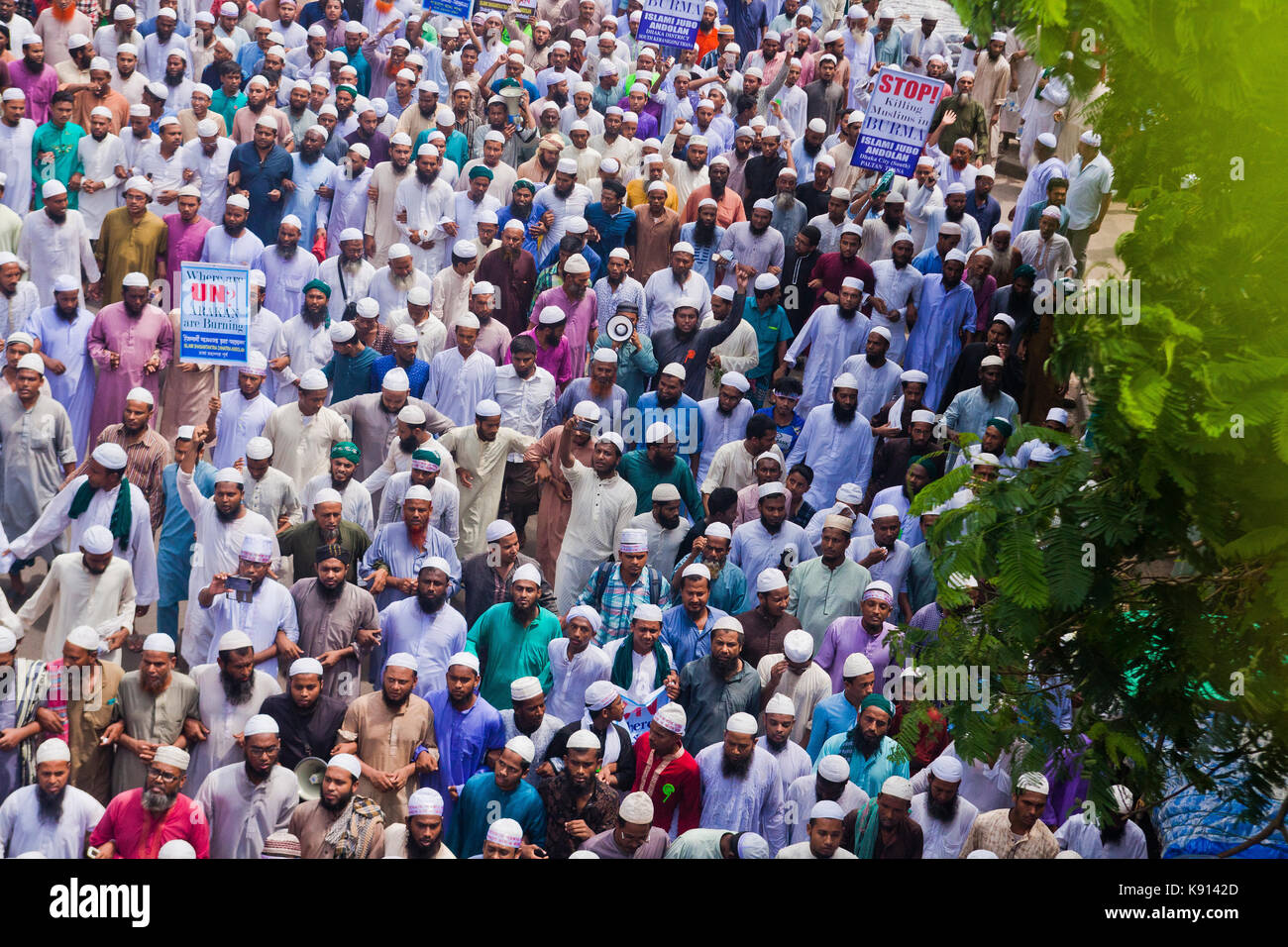 Dhaka, Bangladesch. 21 Sep, 2017. Anhänger der Islami Andolan Bangladesch in einem Protestmarsch auf das UN-Büro in Dhaka gegen die Verfolgung der Rohingya Muslime in Dhaka am 21. September 2017 zu protestieren. Foto: Fahad Kaizer Credit: Fahad Kaizer/Alamy leben Nachrichten Stockfoto