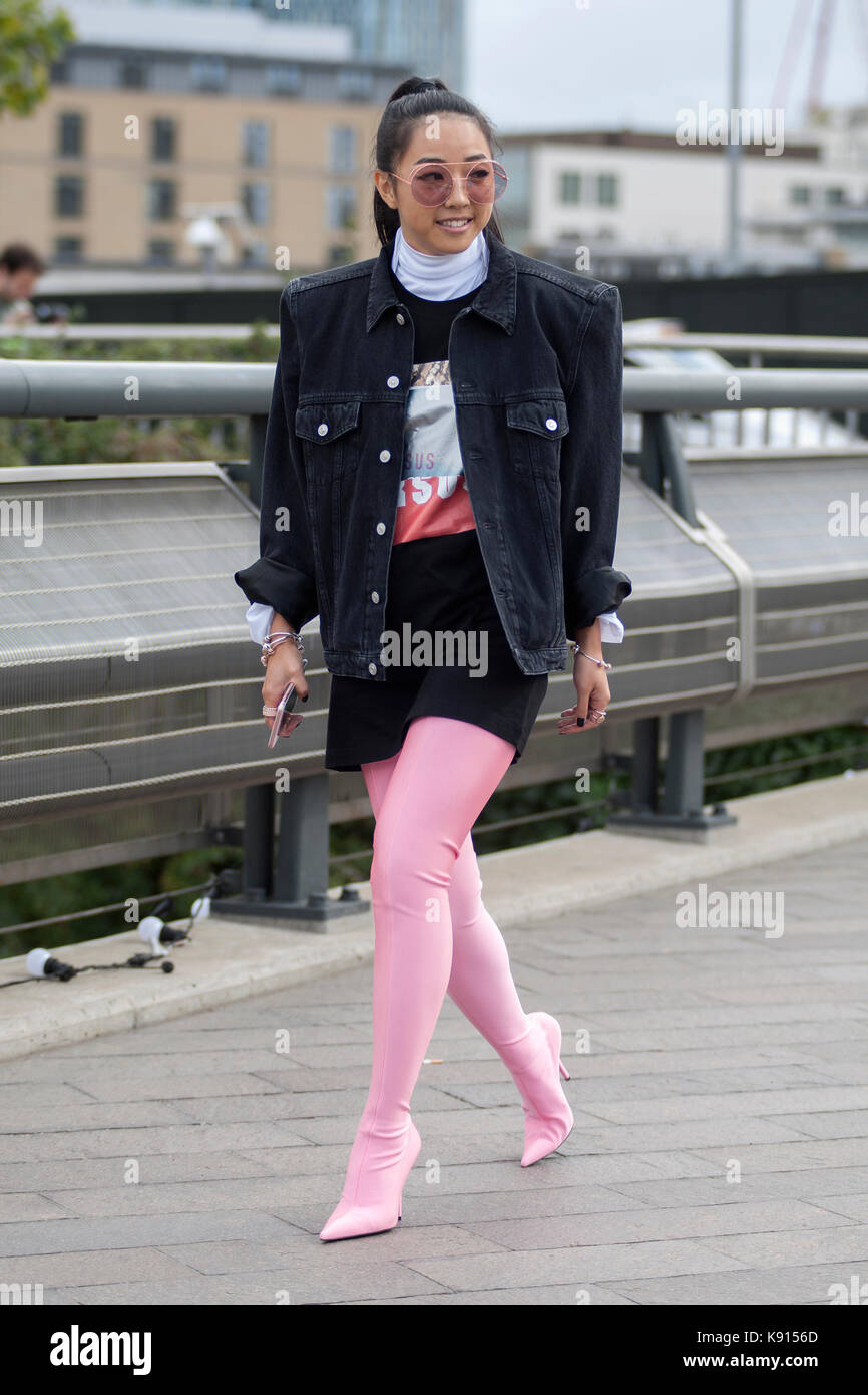 Street Style von Tag drei der London Fashion Week, Frühjahr Sommer 2018 am Sonntag, den 17. September 2017. Bild zeigt Yuyu Zhangzou trägt eine Jeansjacke, ein Mini Rock, T-Shirt und Legging pink High Heel Stiefel, die alle von Versus Versace Stockfoto
