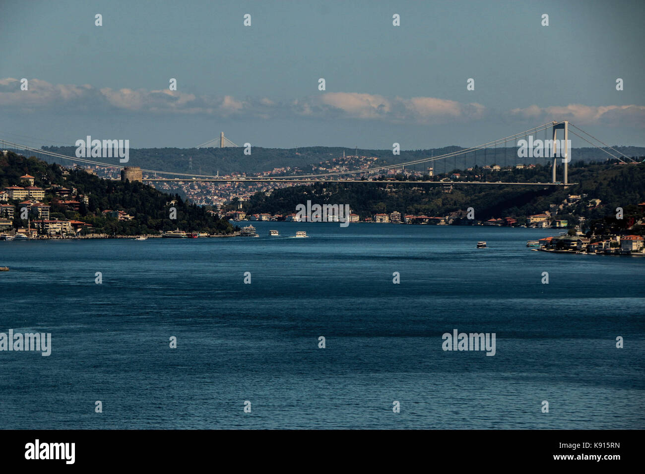 September 1, 2017 - Die Fatih Sultan Mehmet Brücke ist eine Brücke über den Bosporus. Die Brücke wurde 1988 eröffnet und ist 1090 Meter lang. Der Bosporus ist eine Meerenge im Nordwesten der Türkei, die Europäische Türkei trennt von den asiatischen Türkei und verbindet das Schwarze Meer mit dem Marmarameer (Credit Bild: © basem Ayoubi/ImagesLive über ZUMA Draht) Stockfoto