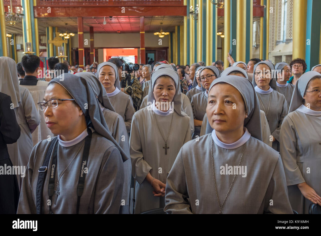 Peking, China. 21 Sep, 2017. Chinesischen Nonnen besuchen eine Messe zum zehnten Jahrestag der Weihe von Joseph Li Shan als Erzbischof von Peking am 21. September 2017 Kirche Xishiku, eine offiziell anerkannte Katholische Kirche in Peking, China zu feiern. Der Vatikanischen Bemühungen zu heilen eine jahrzehntelange Rift mit China erscheinen abgewürgt zu haben, mit jeder Seite immer noch nicht bereit umstrittene Bischöfe von den anderen Berufen zu akzeptieren. Credit: Lou Linwei/Alamy leben Nachrichten Stockfoto