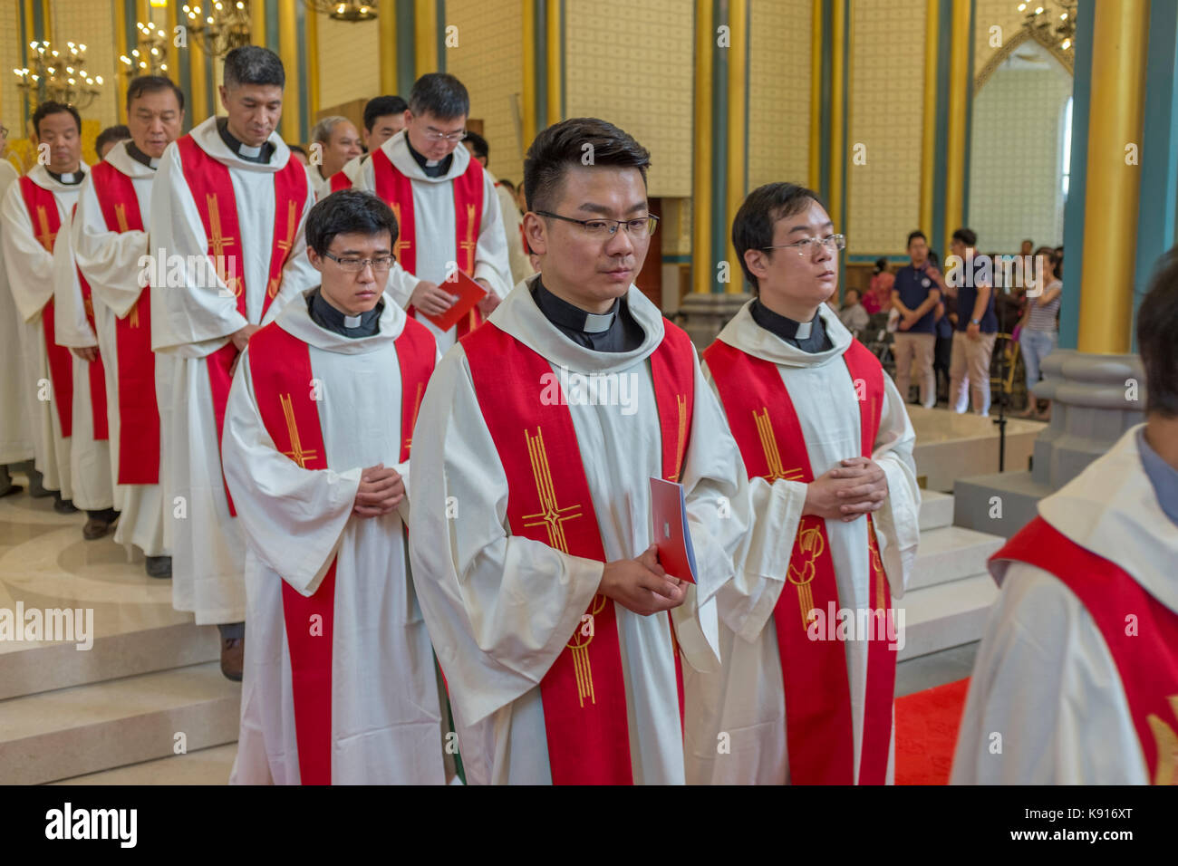 Peking, China. 21 Sep, 2017. Chinesische clergies besuchen eine Messe zum zehnten Jahrestag der Weihe von Joseph Li Shan als Erzbischof von Peking am 21. September 2017 Kirche Xishiku, eine offiziell anerkannte Katholische Kirche in Peking, China zu feiern. Der Vatikanischen Bemühungen zu heilen eine jahrzehntelange Rift mit China erscheinen abgewürgt zu haben, mit jeder Seite immer noch nicht bereit umstrittene Bischöfe von den anderen Berufen zu akzeptieren. Credit: Lou Linwei/Alamy leben Nachrichten Stockfoto