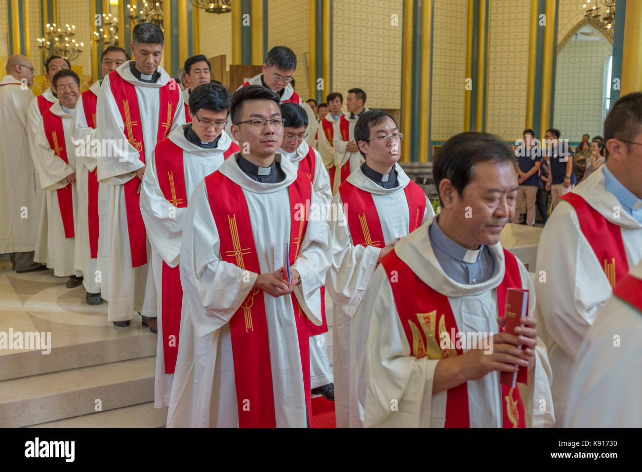 Peking, China. 21 Sep, 2017. Chinesische clergies besuchen eine Messe zum zehnten Jahrestag der Weihe von Joseph Li Shan als Erzbischof von Peking am 21. September 2017 Kirche Xishiku, eine offiziell anerkannte Katholische Kirche in Peking, China zu feiern. Der Vatikanischen Bemühungen zu heilen eine jahrzehntelange Rift mit China erscheinen abgewürgt zu haben, mit jeder Seite immer noch nicht bereit umstrittene Bischöfe von den anderen Berufen zu akzeptieren. Credit: Lou Linwei/Alamy leben Nachrichten Stockfoto