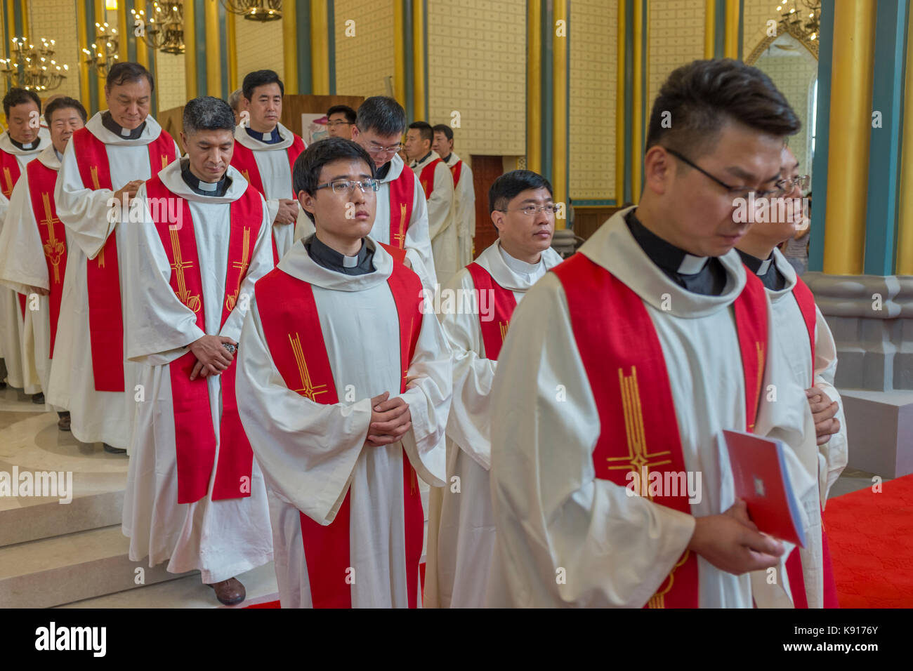 Peking, China. 21 Sep, 2017. Chinesische clergies besuchen eine Messe zum zehnten Jahrestag der Weihe von Joseph Li Shan als Erzbischof von Peking am 21. September 2017 Kirche Xishiku, eine offiziell anerkannte Katholische Kirche in Peking, China zu feiern. Der Vatikanischen Bemühungen zu heilen eine jahrzehntelange Rift mit China erscheinen abgewürgt zu haben, mit jeder Seite immer noch nicht bereit umstrittene Bischöfe von den anderen Berufen zu akzeptieren. Erbe Kirche, ac Credit: Lou Linwei/Alamy leben Nachrichten Stockfoto