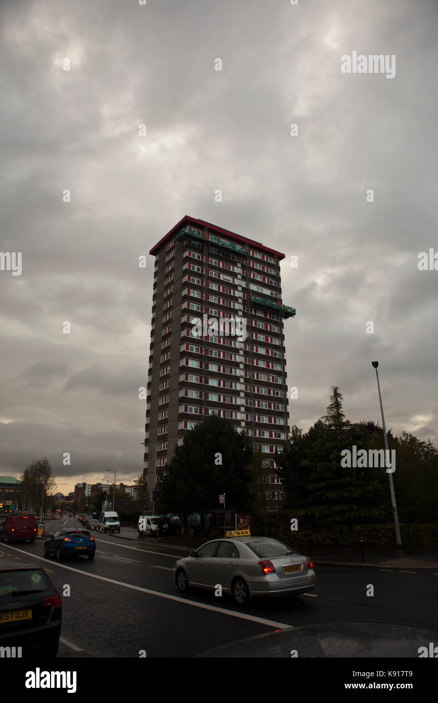 Belfast, UK. 21 Sep, 2017. Belfast, fällt, Straße, 21. September 2017. Die Nordirland Gehäuse Executive (Nihe) sind alle Residential Tower Blocks nach der Grenfell Brand in London zu prüfen. Credit: Bonzo/Alamy leben Nachrichten Stockfoto