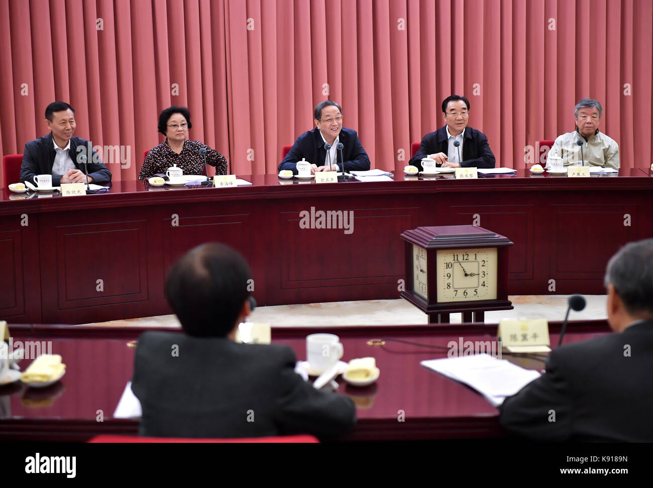 Peking, China. 21 Sep, 2017. Yu Zhengsheng, Vorsitzender des Nationalen Ausschusses der Chinese People's Political Consultative Conference, leitet ein bi-weekly Beratungsgespräch in Peking, der Hauptstadt von China, Sept. 21, 2017. Chinas politische Berater am Donnerstag forderte eine solide cyber Umwelt bei der Sitzung. Credit: Yan Yan/Xinhua/Alamy leben Nachrichten Stockfoto