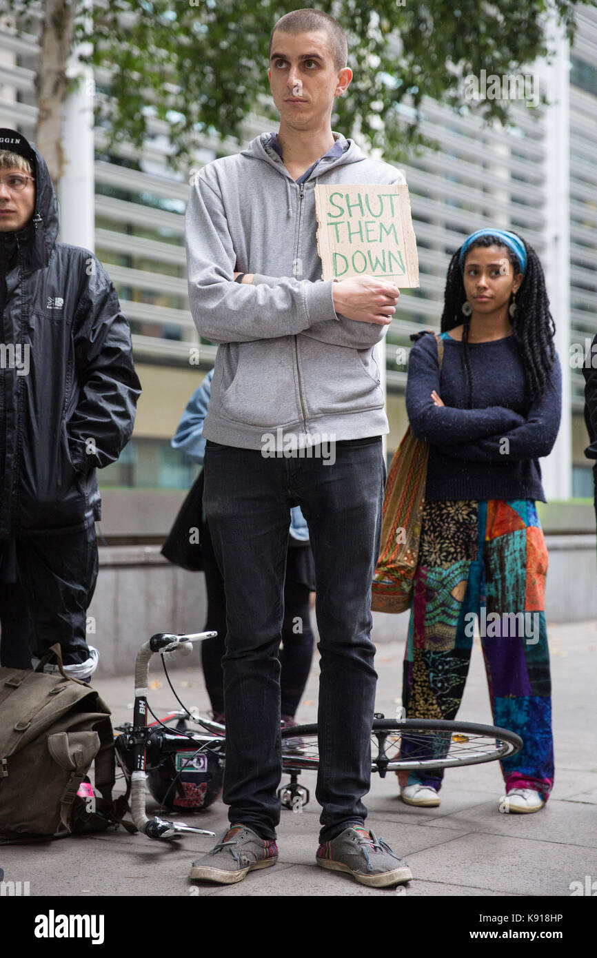 London, Großbritannien. 21 Sep, 2017. Aktivisten gegen Immigration Detention von Soas Häftling Support (SDS) halten eine Mahnwache außerhalb des Home Office nach dem zweiten Tod innerhalb eines Monats zu einem Immigration Detention Center. Ein Mann mit Chinesischer Staatsangehörigkeit starb in Dungavel IRC in South Lanarkshire, Schottland, am 19. September und einer polnischen Mann starb, nachdem er versucht hat, sein eigenes Leben in Harmondsworth IRC am 3. September. Credit: Mark Kerrison/Alamy leben Nachrichten Stockfoto