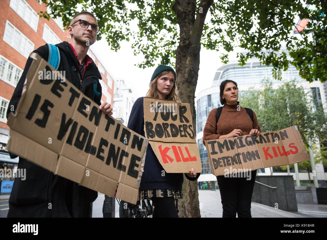 London, Großbritannien. 21 Sep, 2017. Aktivisten gegen Immigration Detention von Soas Häftling Support (SDS) halten eine Mahnwache außerhalb des Home Office nach dem zweiten Tod innerhalb eines Monats zu einem Immigration Detention Center. Ein Mann mit Chinesischer Staatsangehörigkeit starb in Dungavel IRC in South Lanarkshire, Schottland, am 19. September und einer polnischen Mann starb, nachdem er versucht hat, sein eigenes Leben in Harmondsworth IRC am 3. September. Credit: Mark Kerrison/Alamy leben Nachrichten Stockfoto